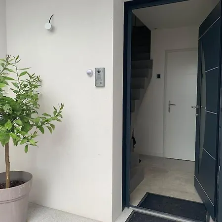 Maison De Piscine Interieure * לה רושל