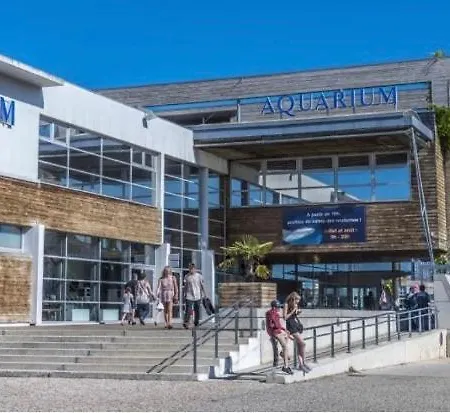 Maison De Piscine Interieure